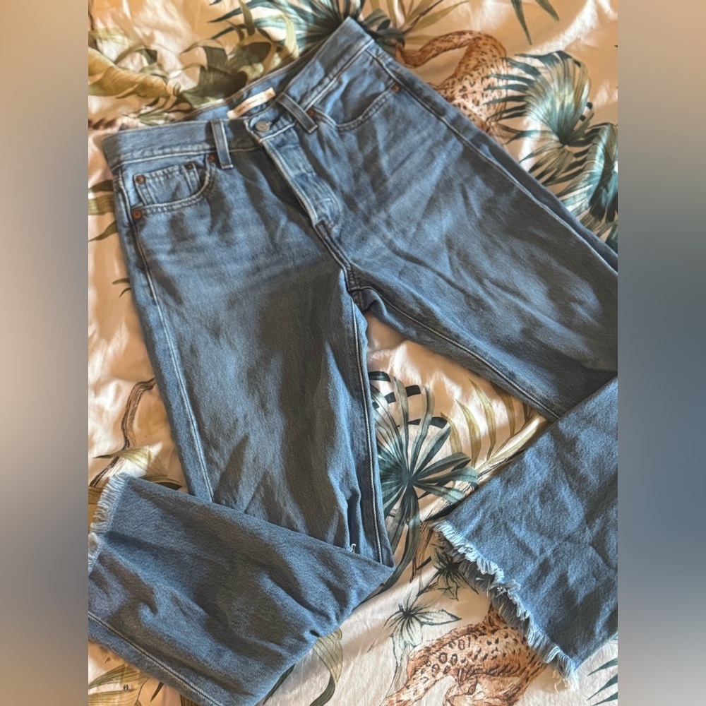 Levi’s Premium Wedgie Straight Distressed Cropped Jeans - Picture 4 of 8